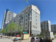 *楼,顶楼带阁楼,而且带有仓房,