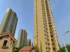 此房是封闭小区,精装修保持好,可拎包入住 南向