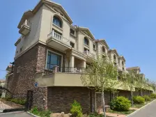 万隆托斯卡纳双拼别墅装修好采光充足