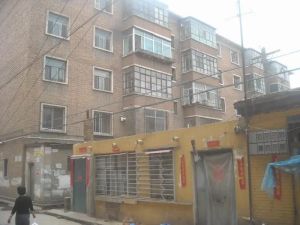 精装房,100平米下楼就是地铁,公交站,出行方便,