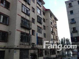 小区出门就是地铁口地铁2号线乘坐2号线到新华广场