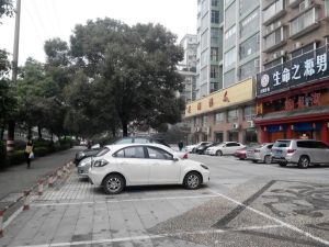 锦泰广场,地铁口大四房,可办公,业主急卖,看房方便