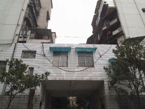 五一大道,袁家岭旁二楼70年代房子