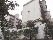 房子是楼梯房,顶楼,铁路单位房无分摊位置好。