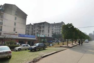 外国语旁毛坯3室带露台,房东诚心出售,采光杠杠的