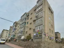 五二三蟹子湾公园旁新到精装修两室三层好房拎包即住