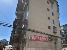 老街坊 3楼框,架的 挨着步行街 新玛特安盛