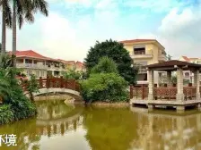 独栋别墅,南、北朝向,安静,带三个车位,有前后花园