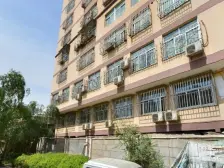 小区前排的正规一室两厅南北通透