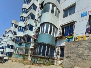 天富山庄一楼南北通透1996年建成商品房价位可议过度