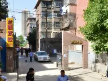 房子2室1厅,户型方正,一梯两户,有小区可停车,