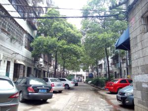 板楼.地铁口.停车免费.住家成本低.出行特方便!