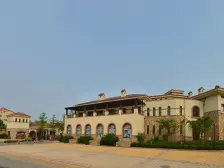 联排别墅地上三地下一层,有人工湖的花园小区。