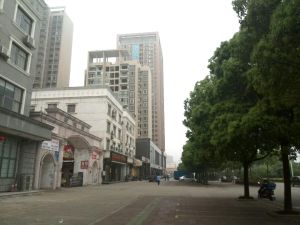 楼层三楼,精装修四房。诚意出售,带车库出