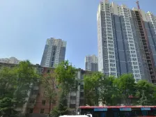 小区环境好,一梯三户,安静舒适。