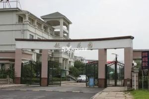 房子三楼带露台 ,自住装修,户型好,实用面积大