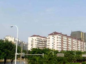 宝龙后,头排一线江景,精装几十万,户型方正