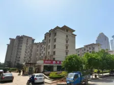 1楼带花园 小区中间 正规3室2厅2卫 采光很好 花园大