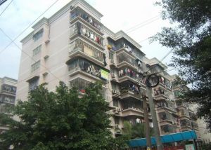 五里亭地铁口社区外墙贴砖,户型方正,配套齐全的。