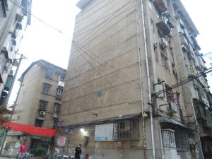 二环内三房带露台免物业费,院子可停车