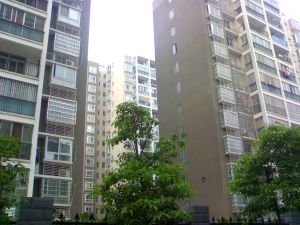 湘雅边上,电梯小高层,地铁300米,户型周正。