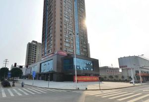 湘峰广场。精装修二房。楼层中间、急着出售