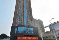 :湘峰广场。精装修一房。楼层中间、急着出售