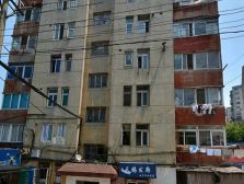 八一路杏环街中间楼层采光好视野好房主诚心出售南北
