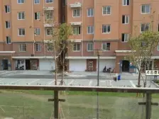 此房户型好,多层洋房,顶带 阁楼65平左右