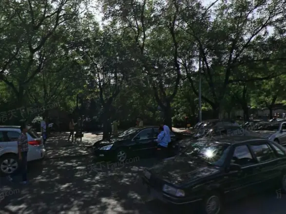 宫门前实景图