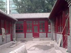 东四八条,北房朝南,有单独厨房卫生间,诚意出售。