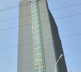 边就是泰禹三小,到地铁口300米。5号线板塘冲。