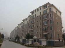 多层一楼带小楼台,前面是个小花园视野采光很好