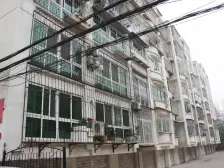 房子带60平左右院子 停车方便 精装修 可以拎包入住