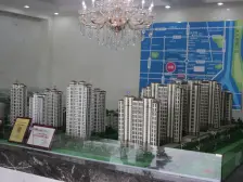 格中旁 装修好 户型好 带院子