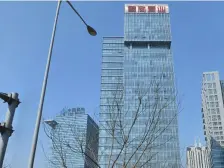 历下奥体北邻,省立东院西临,带装修,价格低。