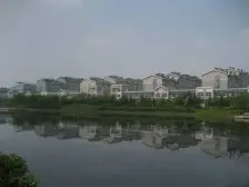 安全性能高 单元前有绿化园 四通八达 门口有商店