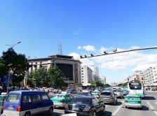 房子南北通透三室格局西边户交通方便,小区改造了