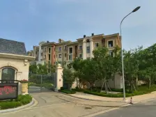 封闭小区,小区人车分流,楼间距离宽。