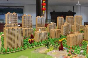 出门地铁口和公交站牌,500米阿尔泰和成吉思汗公园。