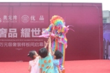  活动现场还有精彩的表演，这张是小丑的魔术表演，还给孩子们送气球。 