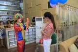 小丑在帮孩子扭气球