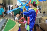 小丑在和孩子们玩