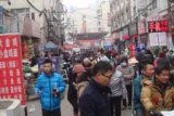 城中村聚集了很大一部分在郑州追逐梦想的人，低廉的租金，齐全的生活配套，方便的交通，是城中村给予的最大的诱惑