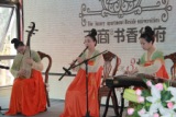 美女姐姐们的琵琶古筝演奏渲染了纪连海先生到来之前的文化氛围