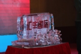 汇丰国际5号楼于4月27日在晋商国际大酒店盛大开盘!图为开盘时红酒浇筑的项目冰雕。