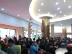 尚城雅苑销售中心开放，吸引大批购房者进场咨询。