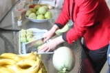 汤墅王朝五一缤纷水果节活动——新鲜水果当场现切。