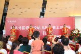 2014年5月27日，潍坊外国语学校幼儿园入驻上城国际办园仪式在上城国际售楼处举行，仪式上，程新民校长和何董正式签约。图为开场打鼓节目。