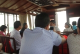 记者们乘船参观项目东临的鸢都湖。